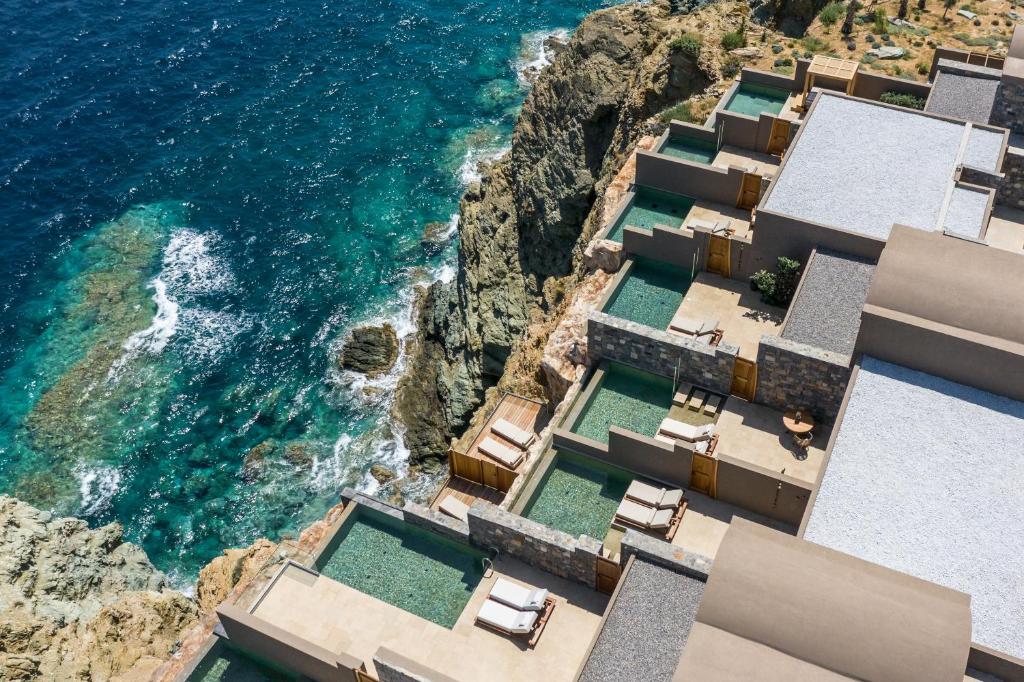 Ξενοδοχείο στην Κρήτη με δωμάτια λαξευμένα μέσα στα βράχια