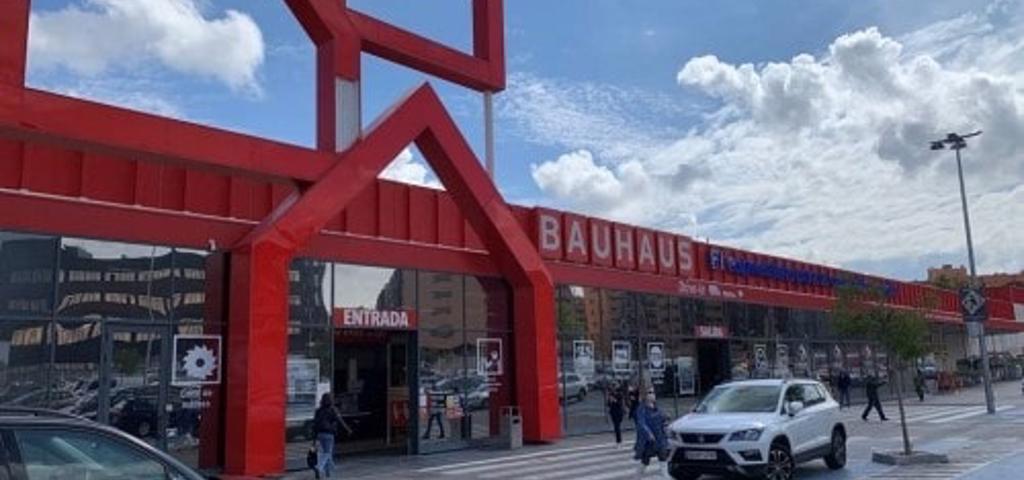 Το εμπορικό πάρκο Las Mercedes αγόρασε η LaSalle. Το εμπορικό πάρκο Las Mercedes αγόρασε η LaSalle.
