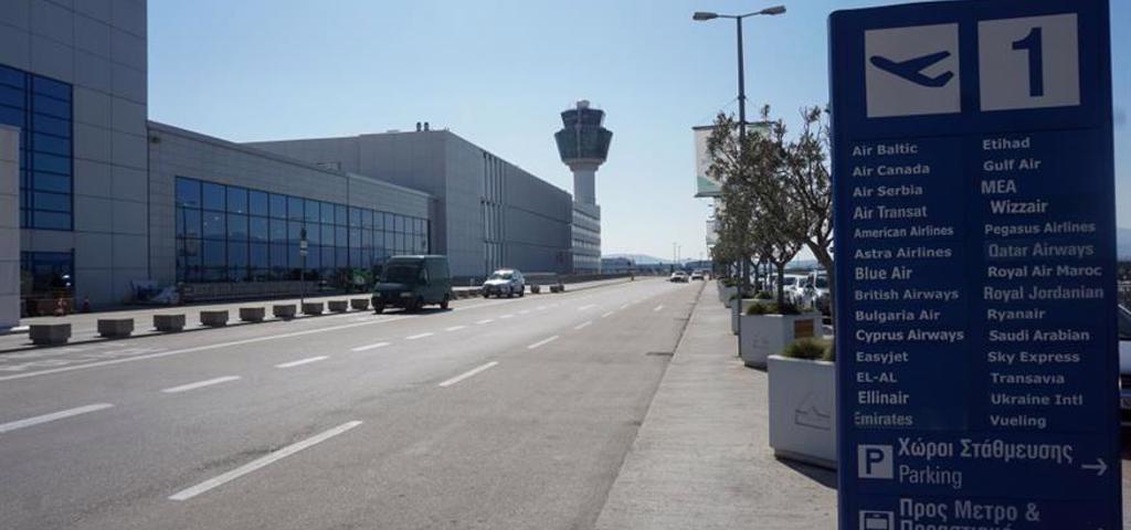 Ryanair unveils plans to close its Athens base during winter season Ryanair unveils plans to close its Athens base during winter season