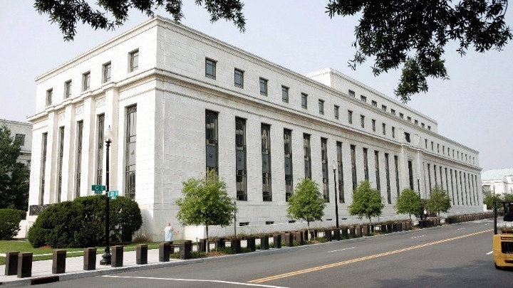 Η Fed άφησε αμετάβλητα τα επιτόκια στο 5,25%-5,50%