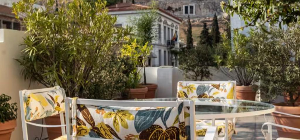 "Πωλητήριο" σε νεοκλασικό σπίτι στον κήπο του Μουσείου της Ακρόπολης  "Πωλητήριο" σε νεοκλασικό σπίτι στον κήπο του Μουσείου της Ακρόπολης