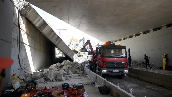 Κατάρρευση γέφυρας στην Πάτρα. Η ανακοίνωση της ΑΒΑΞ 