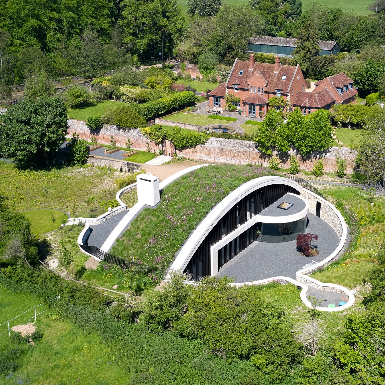 kirkland-fraser-moor-ashraya-house-chiltern-hills-area-of-outstanding-natural-beauty_dezeen_2364_sq_0.jpg