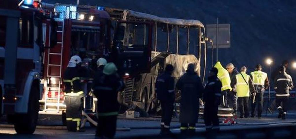 Πάνω από 45 νεκροί από φωτιά σε λεωφορείο στη Βουλγαρία Πάνω από 45 νεκροί από φωτιά σε λεωφορείο στη Βουλγαρία