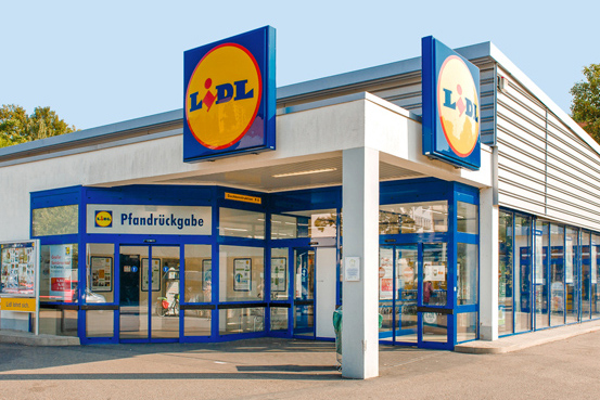  "Πρασινίζει" τα καταστήματα της η Lidl Ελλας