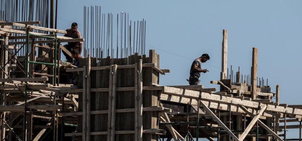Ο "δρόμος του σιδήρου" και τα πράσινα κτίρια Ο "δρόμος του σιδήρου" και τα πράσινα κτίρια