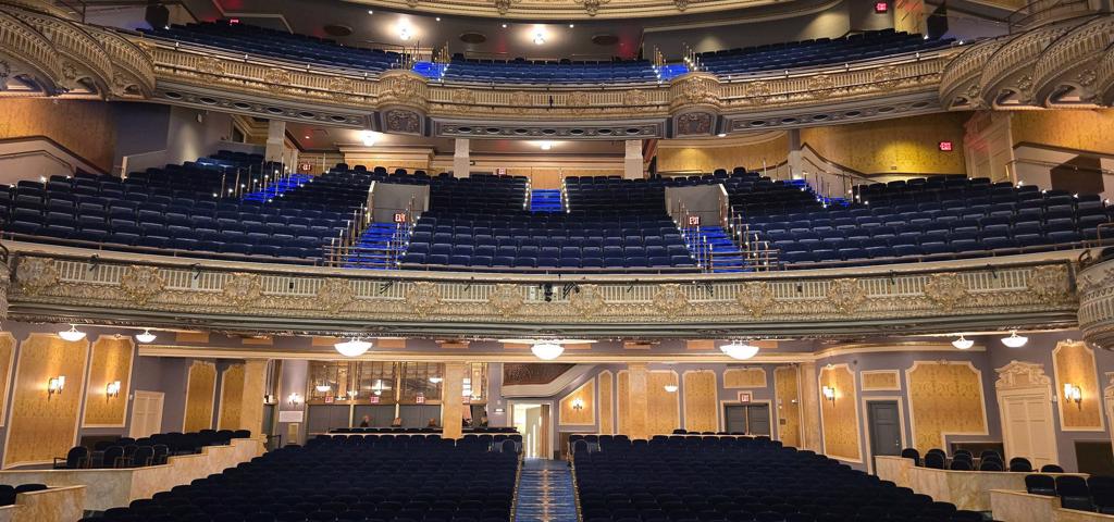 "Σηκώθηκε" 9 μέτρα από το έδαφος το Palace Theatre του Μπρόντγουεϊ "Σηκώθηκε" 9 μέτρα από το έδαφος το Palace Theatre του Μπρόντγουεϊ