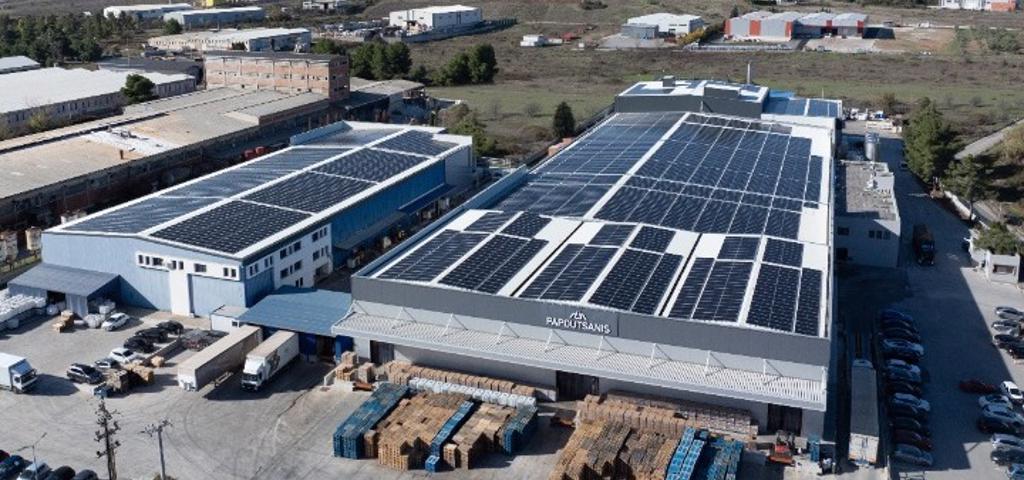 100% από ΑΠΕ η ηλεκτρική ενέργεια για τη λειτουργία του εργοστασίου της Παπουτσάνης στη Ριτσώνα  100% από ΑΠΕ η ηλεκτρική ενέργεια για τη λειτουργία του εργοστασίου της Παπουτσάνης στη Ριτσώνα
